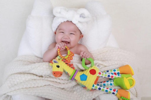 孟州四个月宝宝揉眼睛